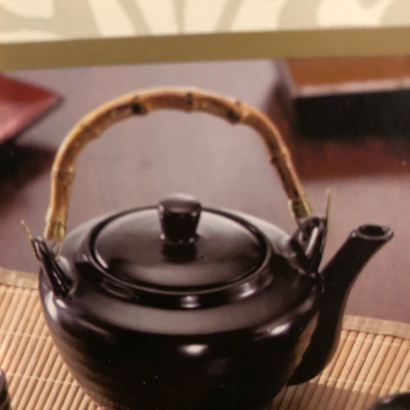 Beautiful black glossy tea pot with wooden handle - Picture 3 of 4